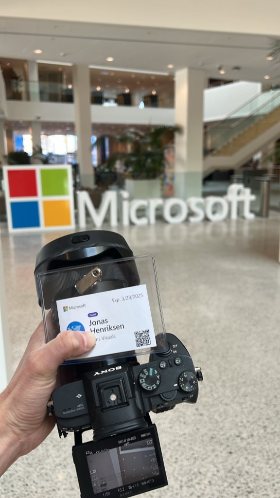 Bag kulissen: optagelse ved Microsoft med kamera og besøgskort